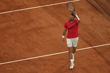 A szerb világsztár közel kétórás mérkőzésen az amerikai Mackenzie Mcdonaldot búcsúztatta (Fotó: Beta/AP/Thibault Camus)