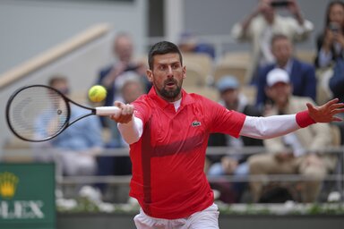 Đokovićnak eleinte meggyűlt a baja a széllel, végül magabiztos játékkal jutott tovább (Fotó: Beta/AP)