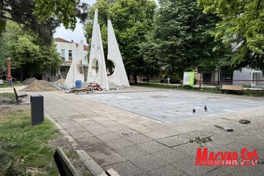 A bontás után már a felújítási munkák folynak Temerin központjában (Fotó: Vámos Arnold felvétele)