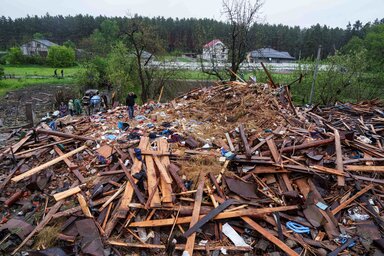 Egy férfi áll egy lerombolt ház romjain (Fotó: AP via Beta)