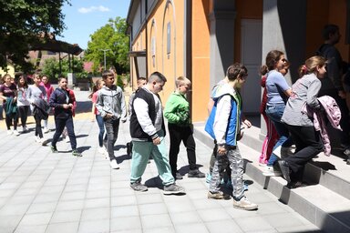 Szervezetten érkeztek a gyerekek a színházba (Lakatos János)