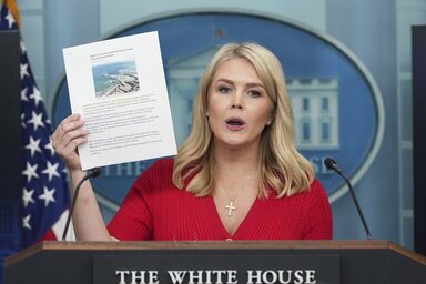 Karoline Leavitt az elnöki hivatal napi sajtótájékoztatóján a „bírói hatalmon való túlterjeszkedésnek" nevezte a kereskedelmi ügyekben eljáró bíróság döntését (Fotó: Beta/AP)