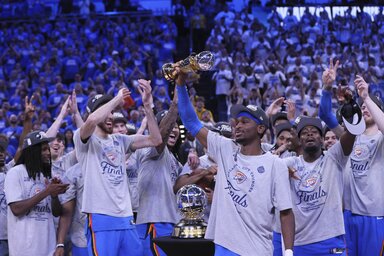 Shai Gilgeous-Alexander az MVP-nek járó trófeával (Fotó: Beta/AP)