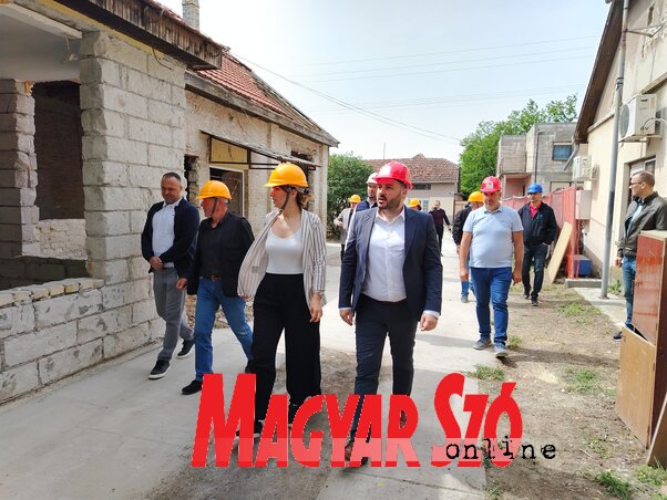 A községi képviselet megbizonyosodhatott a kivitelező által a falakig lecsupaszított régi épület állapotáról is (Fotó :Tóth D. Lívia) A községi képviselet megbizonyosodhatott a kivitelező által a falakig lecsupaszított régi épület állapotáról is (Fotó :Tóth D. Lívia)