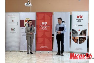 Cseszák Balázs és Varjú Potrebić Tatjana köszöntik a résztvevőket az Útravaló pedagógusképzés megnyitóján (Vámos Arnold felvétele)