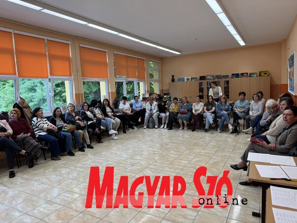 Vajdaság kilenc településéről érkeztek pedagógusok, élményalapú módszereket sajátítottak el. A résztvevők olyan, gyakorlati ismeretekkel gazdagodnak, amelyek a néphagyomány elemein keresztül teszik színesebbé és hitelesebbé az óvodai és iskolai foglalkozásokat. A háromrészes Útravaló programot – amelynek tematikája kiterjed a népi játékokra, népzenére, kézművességre és népmesékre – most hetedik alkalommal szervezték meg. (Vámos Arnold felvétele) Vajdaság kilenc településéről érkeztek pedagógusok, élményalapú módszereket sajátítottak el. A résztvevők olyan, gyakorlati ismeretekkel gazdagodnak, amelyek a néphagyomány elemein keresztül teszik színesebbé és hitelesebbé az óvodai és iskolai foglalkozásokat. A háromrészes Útravaló programot – amelynek tematikája kiterjed a népi játékokra, népzenére, kézművességre és népmesékre – most hetedik alkalommal szervezték meg. (Vámos Arnold felvétele)