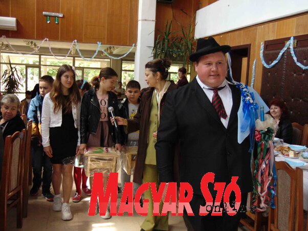 A vőfélyek beköszöntöttek minden vendéget (Vidács Hajnalka felvétele)