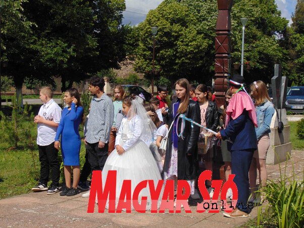 A menyasszony és a násznépe a vőlegény érkezésére várakozik (Vidács Hajnalka felvétele)