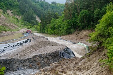 A víznyelőbe ömlik a Korond-patak vize, amely a parajdi sóbányába tör be (Fotó: MTI)