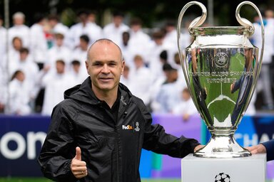 Az Inter negyedszer, a PSG először emelheti magasba ma este a BL-trófeát, amelyet csütörtökön Andrés Iniesta közreműködésével hivatalosan is bemutattak a müncheni nagyközönségnek (Beta/AP)