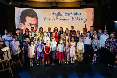 Az egyik korábbi szavalóverseny résztvevői (AMVE)