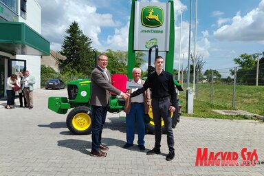 Đorđe Mišković a jelképes kulcs mellett a valódit is átnyújtotta Vukašin Kurbalijának és Jorić Cvijónak (Fotó: Tóth D. Lívia)