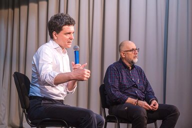 Nicusor Dan a település lakói és a sajtó képviselői előtt elmondta: azért látogatott Parajdra, mert ott olyan súlyos helyzet állt elő, amely egy egész közösséget érint (Fotó: MTI)
