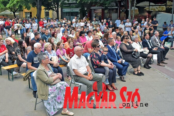 A néptánctalálkozón mindig megtelik Törökkanizsa főtere (Fotó: Gergely Árpád felvétele) A néptánctalálkozón mindig megtelik Törökkanizsa főtere (Fotó: Gergely Árpád felvétele)
