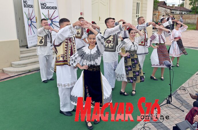 Vajdasági román fiatalok táncolnak a Kiszsinagóga udvarán (Gergely Árpád felvétele) Vajdasági román fiatalok táncolnak a Kiszsinagóga udvarán (Gergely Árpád felvétele)