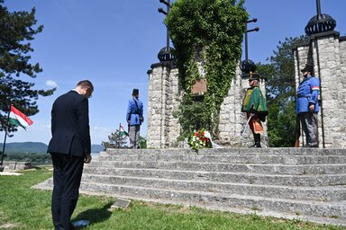 Rétvári Bence koszorúz a zebegényi országzászlónál és hősi emlékműnél (Fotó: MTI)