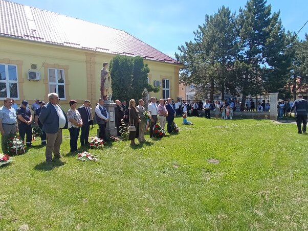 Emlékezők a Turulnál (L. Móger Tímea felvétele)