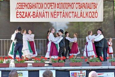 A néptánctalálkozón mindig megtelik Törökkanizsa főtere (Gergely Árpád felvétele)