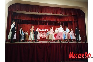A műsorban színpadra lépett a néptánc szakosztály minden korosztálya (Kancsár Izabella felvétele)