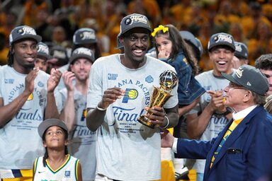 Pascal Siakam és az MVP-trófea (Fotó: Beta/AP)