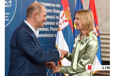 Bagi Magdolna az adai Cseh Károly Általános Iskola képviseletében átveszi a díjat  (Ótos András felvétele)