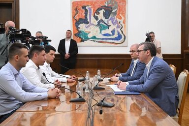 Az államfő találkozója a tanulni vágyó egyetemisták csoportjával (Fotó: Instagram/buducnostsrbijeav)