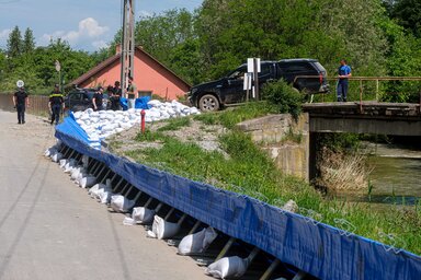 Ideiglenes mobilgát Parajdon, a Bánya utcában (Fotó: MTI)