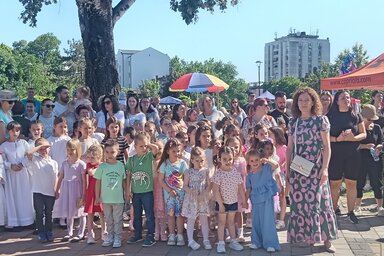 A zeneiskola legfiatalabb növendékeiből álló kórus nyitotta meg a zenei programot (Turi Orsolya)