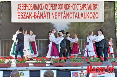 A megnyitó utáni első tánc (Gergely Árpád felvétele)