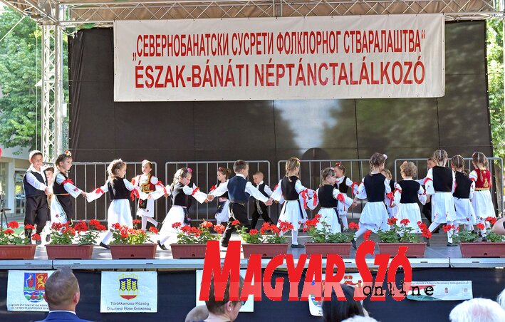 A legkisebbek is a színpadra álltak (Gergely Árpád felvétele) A legkisebbek is a színpadra álltak (Gergely Árpád felvétele)