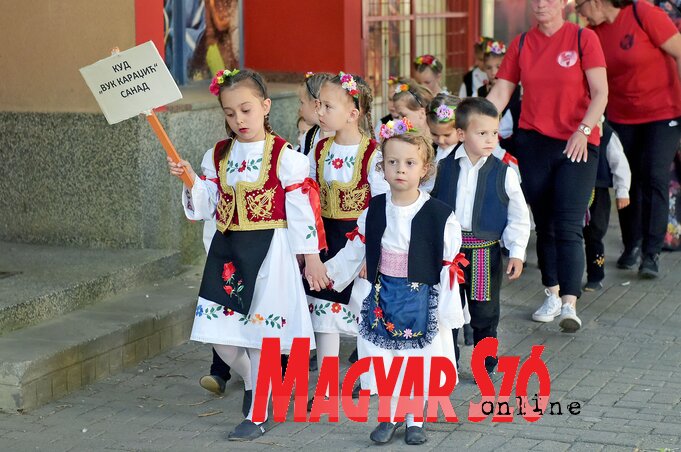 Megérkeztek a szanádi gyerekek (Gergely Árpád felvétele) Megérkeztek a szanádi gyerekek (Gergely Árpád felvétele)