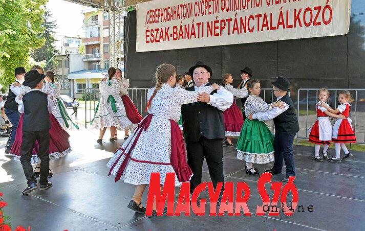 Kicsik és nagyon együtt perdültek táncra (Gergely Árpád felvétele) Kicsik és nagyon együtt perdültek táncra (Gergely Árpád felvétele)