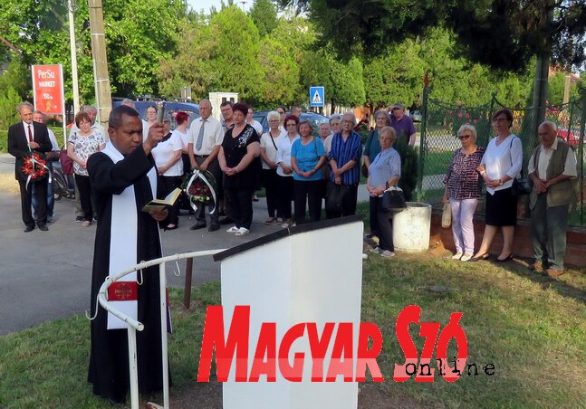 Elias atya megszentelte az emléktáblát (Kecskés István felvétele) Elias atya megszentelte az emléktáblát (Kecskés István felvétele)