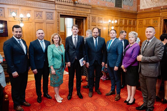 Delegacija SVM-a sa Lerincom Načom, državnim sekretarom za nacionalnu politiku Mađarske (Fejsbuk/Dr Balint Pastor) Delegacija SVM-a sa Lerincom Načom, državnim sekretarom za nacionalnu politiku Mađarske (Fejsbuk/Dr Balint Pastor)