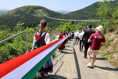Ezer Kárpát-medencei középiskolás diák két kilométeres élőlánccal köti össze a Magyar Kálvária történelmi emlékhelyet a Rákóczi Táborral (Fotó: MTI)