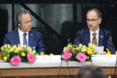 Li Ming mellett foglalt helyet a konferencián dr. Đuro Macut (Fotó: Beta)