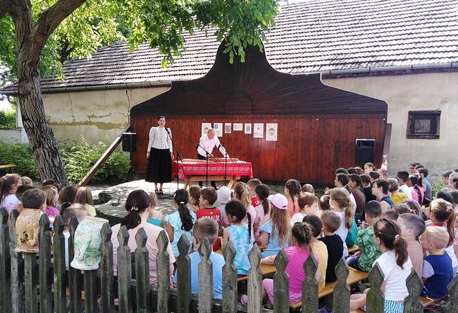 Oldott hangulatú gyermekkoncert a diófák árnyékában (Herceg Elizabetta felvétele)