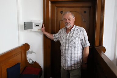 Hallgató Imre megmutatja az új vezérlést (Lakatos János felvétele)