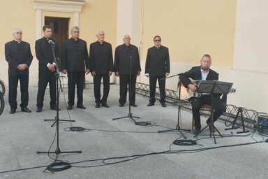 Alkalmi műsor a belvárosi Nagyboldogasszony templom kertjében (Kancsár Izabella felvétele)