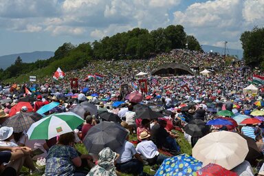 Zarándokok a világ minden tájáról a csíksomlyói búcsú szombati nagymiséjén (MTI)