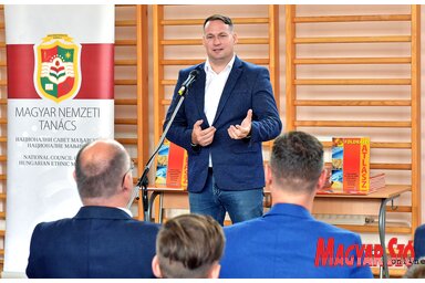 Fremond Árpád elnök szerint a magyar nyelven tanuló vajdasági diákok értékesek, és számíthatnak a támogatásra (Gergely Árpád felvétele)