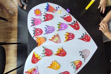 A képzőművészeti szakkör évzáró alkotása a Kodály Zoltán MMK jelképével (Gulyás Réka felvétele)