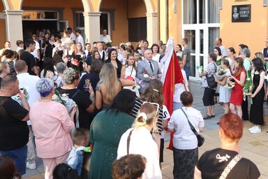 A végzősök ünnepélyes kivonulása a színházteremből (Lakatos János felvétele)