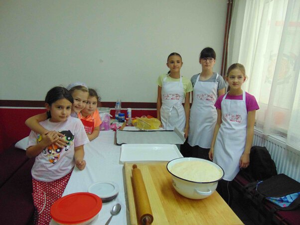 A Csajszi Barackok csapata pizzás és kakaós csigát készített (Vidács Hajnalka felvétele) A Csajszi Barackok csapata pizzás és kakaós csigát készített (Vidács Hajnalka felvétele)