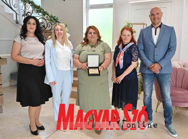 Akiken a Magyar Szó Lapkiadó Kft.-ben a legtöbb múlik: középen Erdődi Edvina igazgató és Varjú Márta főszerkesztő, mellettük Krezić Anikó, Végvári Angéla és Galambos Tibor segédigazgatók (Fotó: Ótos András) Akiken a Magyar Szó Lapkiadó Kft.-ben a legtöbb múlik: középen Erdődi Edvina igazgató és Varjú Márta főszerkesztő, mellettük Krezić Anikó, Végvári Angéla és Galambos Tibor segédigazgatók (Fotó: Ótos András)