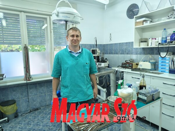 Varga Ákos az állatorvosi rendelő műtőjében (Fotó: Horváth Zsolt) Varga Ákos az állatorvosi rendelő műtőjében (Fotó: Horváth Zsolt)