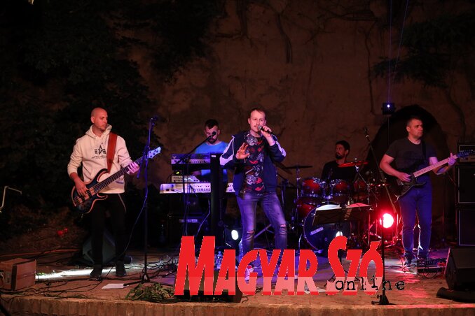 Az Acoustrinx együttes is felajánlotta a fellépési díját Zaj Tamarának (Lakatos János felvétele)