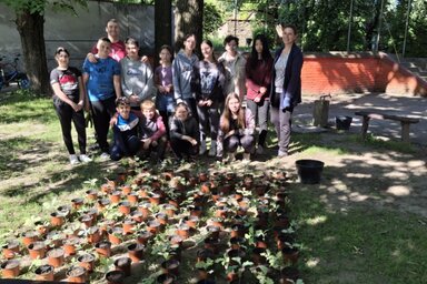 Munkálkodnak a pacséri iskola diákjai (Moša Pijade Általános Iskola)