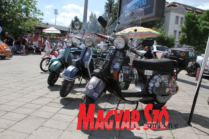 Az oldtimer-láz a kétkerekűek tulajdonosait is megfertőzte, a Vespa, azaz a Darázs nyergén 1946 óta sok-sok millió olasz nőtt fel (Fotó: Diósi Árpád) Az oldtimer-láz a kétkerekűek tulajdonosait is megfertőzte, a Vespa, azaz a Darázs nyergén 1946 óta sok-sok millió olasz nőtt fel (Fotó: Diósi Árpád)