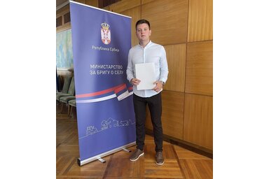 Branislav Nešić aláírta a rendezvény támogatásáról szóló szerződést (Óbecse község oldala/Facebook)